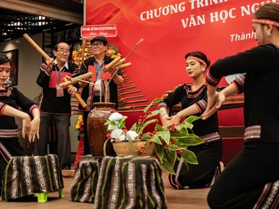 Bài 2 - Tiếp nối và định vị không gian văn hóa mới