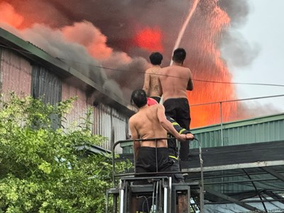 Hà Nội: Cháy kho xưởng rộng 700m2 tại xã Hương Sơn