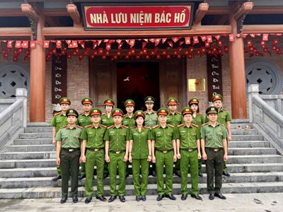 Công an Hương Sơn dâng hương, giáo dục truyền thống