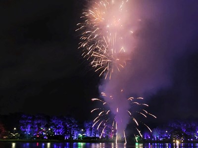 Lâm Đồng: Hàng ngàn người dân và du khách đội mưa xem bắn pháo hoa