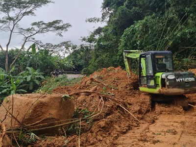 Lâm Đồng: Quốc lộ 28 tê liệt hoàn toàn vì hàng loạt điểm sạt lở trên đèo Gia Bắc