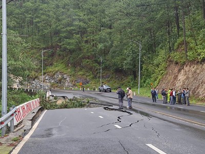 Lâm Đồng: Cấm lưu thông trên đèo Frenn do sạt lở nghiêm trọng