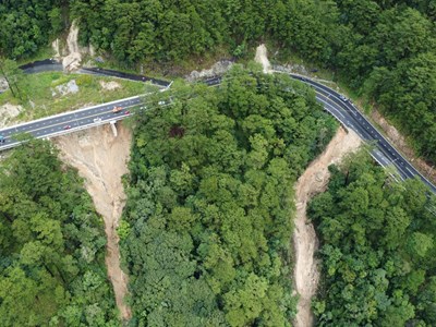 Cận cảnh sạt lở nghiêm trọng khiến đèo Prenn phải đóng cửa