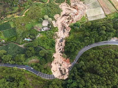 Cận cảnh vụ sạt lở đã “xé toạc” đèo Mimosa