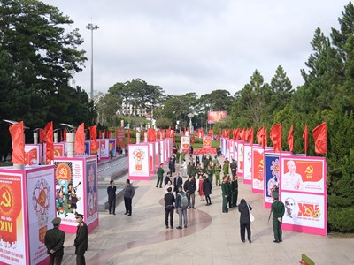 Lâm Đồng: Triển lãm tranh cổ động tấm lớn về Đại hội XIV của Đảng