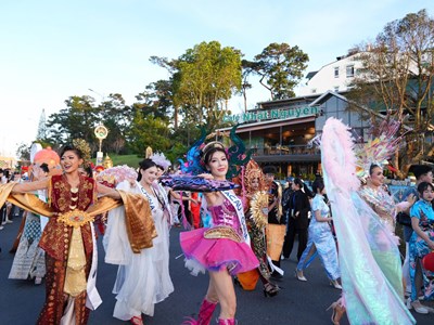 Đường phố Đà Lạt rực rỡ sắc màu Lễ hội Trà quốc tế 2025