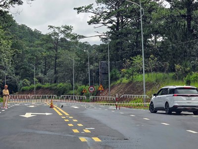 Lâm Đồng: Cấm lưu thông một phần đèo Prenn để khắc phục sạt trượt