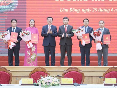 Lâm Đồng công bố và trao 10 quyết định điều động, bổ nhiệm cán bộ