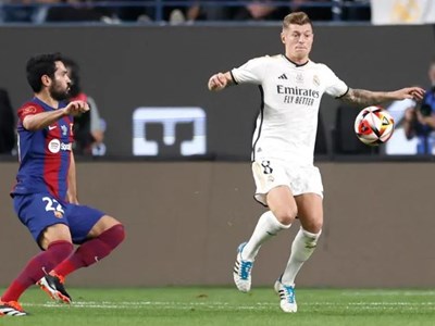 Toni Kroos lại cà khịa Barca