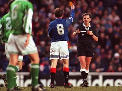 Cầu thủ nhặt thẻ giúp trọng tài rồi bị phạt thẻ vàng ngay lập tức