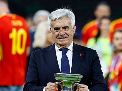 Sao MU nhận chỉ trích nặng nề, bị đòi trả lại lương nếu muốn rời đi