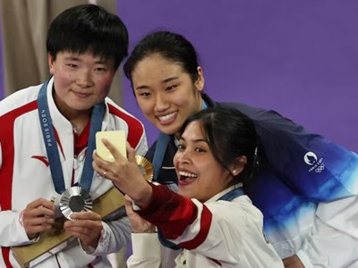 VĐV cầu lông Trung Quốc nhận mưa lời khen vì hành động với đối thủ