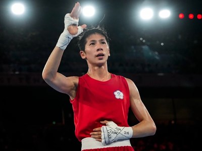 Nữ võ sĩ bị nghi ngờ là nam thứ 2 vào chung kết, giới tính vẫn là 'điểm nóng'