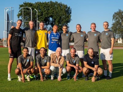 Chuyện lạ: Cả đội bóng cạo trọc đầu và lý do cảm động đằng sau