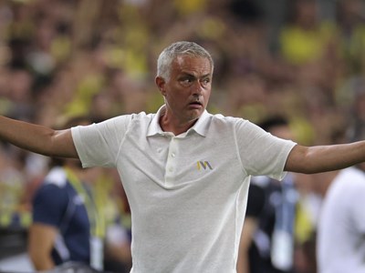 HLV Mourinho nổi cơn thịnh nội, chỉ trích VAR mắc sai lầm tai hại
