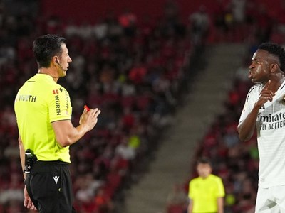 Vinicius Junior hành động 'khó hiểu' với trọng tài