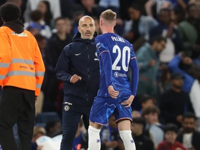 Cole Palmer tập tễnh rời sân, HLV Chelsea nói luôn tình hình