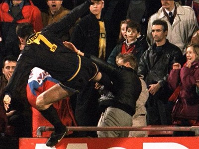 Đá kung-fu vào NHM, huyền thoại Manchester United bị cấm thi đấu 8 tháng