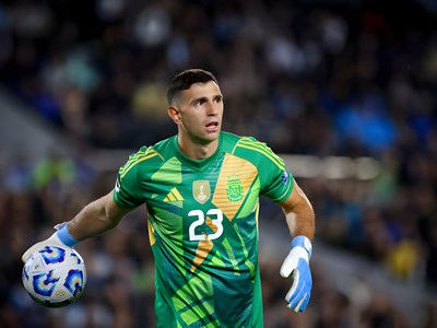 Thủ môn Argentina tức điên, “tát” thẳng vào camera sau khi bại trận