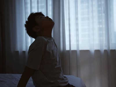 Không muốn nuôi dạy một đứa trẻ yếu đuối, tự ti, cha mẹ cần HẠN CHẾ làm 3 điều này