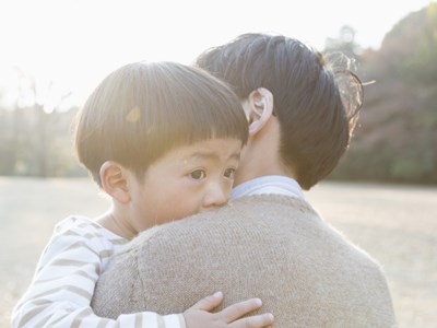 Trên hành trình nuôi con, có những việc người bố buộc phải gánh vác: Mẹ có mạnh mẽ đến đâu cũng không thể thay thế