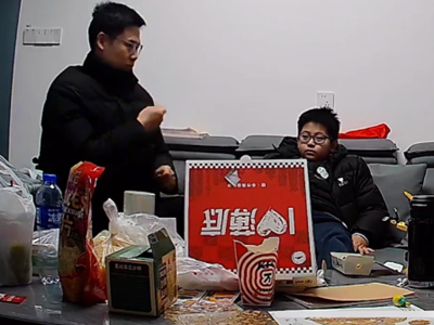 Trước giờ bố đi làm xa, camera trong phòng khách ghi lại cảnh tượng khiến nhiều người chảy nước mắt