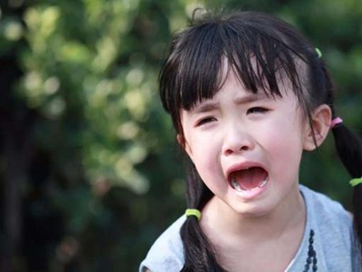 Nghiên cứu kinh điển: Tại sao việc đáp ứng mọi nhu cầu ngay lập tức lại khiến trẻ yếu ớt trước cuộc đời?