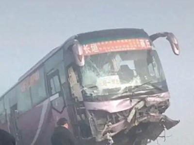 Tai nạn liên hoàn trên cầu, xe khách treo lơ lửng giữa không trung 