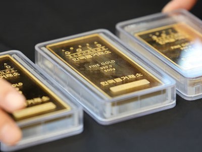 Người phụ nữ bị “lừa đảo vàng” kiểu mới, tự tay cầm thỏi vàng nửa cân trị giá gần 2 ỉ giao cho tội phạm