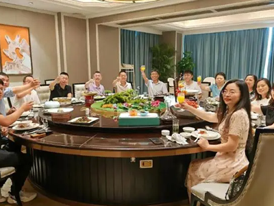 Đi họp lớp sau 10 năm, hễ định gắp đồ ăn thì bị xoay mâm: Tôi rời nhóm chat khi vô tình nhìn vào điện thoại bạn cũ