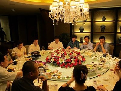 38 tuổi về quê họp lớp, gặp lại lớp trưởng lương 80 triệu/tháng, tôi nhận ra mình kiếm ít tiền nhưng giàu hơn