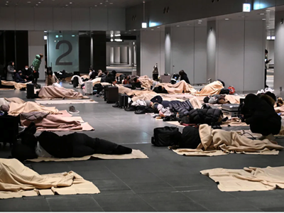 Cảnh tượng không tưởng ở sân bay Nhật Bản giữa đợt tuyết lớn kỷ lục