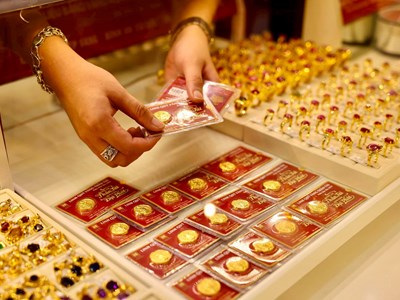 Chính thức từ hôm nay: Mua bán vàng không qua chuyển khoản có thể bị phạt; Giao dịch vàng miếng không giấy phép có thể bị tịch thu