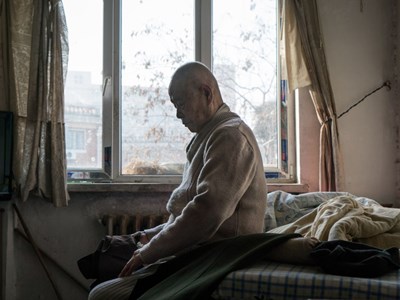 Chăm bố chồng nằm viện 10 năm, con dâu chỉ nhận được hộp bánh và một xấp tiền lẻ: Bài học đắt giá cho người chọn sống tử tế