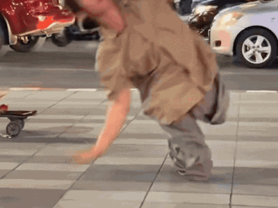 Màn breakdance 29 giây của chàng trai cụt 2 chân bên lề đường gây bão: “Đừng tiếc nuối thay tôi”