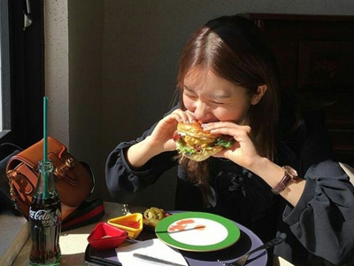 Vì sao nhiều người đói ngay sau khi tắm? Bác sĩ giải thích tín hiệu thật sự mà cơ thể đang gửi đi