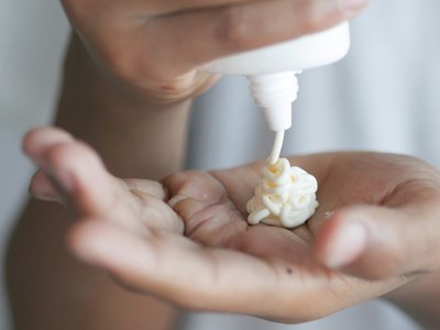 Hóa ra tôi luôn bôi kem chống nắng sai cho đến khi bác sĩ da liễu chỉ ra 2 lỗi