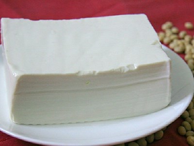 Tại sao đậu phụ đóng gói luôn được ngâm trong nước? Có nên rửa đậu phụ sau khi mua?