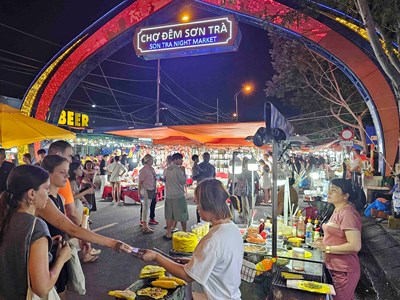 Chợ đêm Sơn Trà tiếp tục hoạt động, phục vụ người dân và du khách mua sắm, giải trí