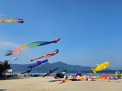 Biển Đà Nẵng rực rỡ sắc màu với hoạt động biểu diễn diều nghệ thuật