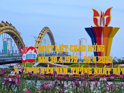 Phố phường Đà Nẵng rực rỡ cờ hoa mừng Đại lễ 30.4 