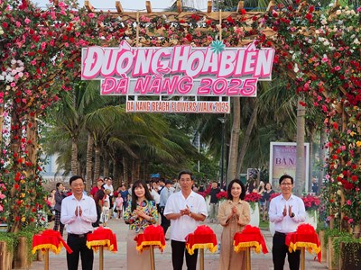 Đường hoa biển Đà Nẵng thu hút du khách trong ngày khai trương