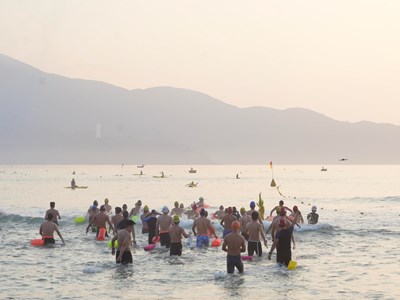 Sôi nổi giải bơi biển “Vượt sóng mùa hè Đà Nẵng 2025”