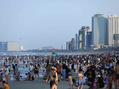Biển Đà Nẵng đông kín người dịp lễ 30.4 - 1.5