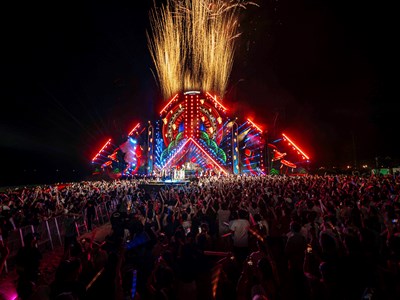 Biển người đổ về trung tâm Đồng Hới xem đại nhạc hội Legend Fest