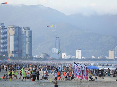 Bùng nổ lượng khách dịp lễ tại bán đảo Sơn Trà và các bãi biển du lịch