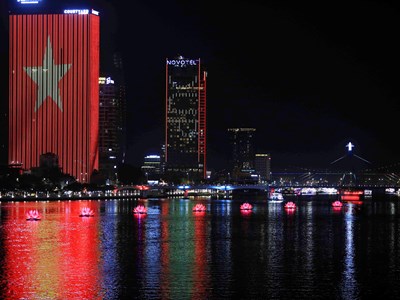 7 đóa sen rực rỡ trên sông Hàn