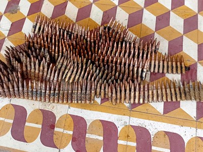 Phát hiện hơn 400 viên đạn trong lúc đào móng xây nhà