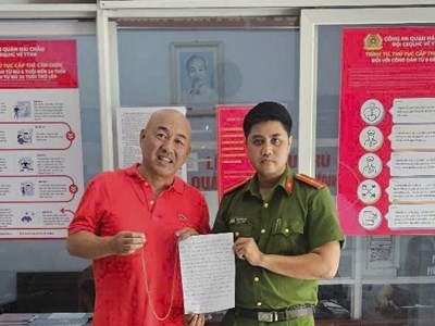Trao trả tài sản cho hai du khách nước ngoài đánh rơi và bỏ quên