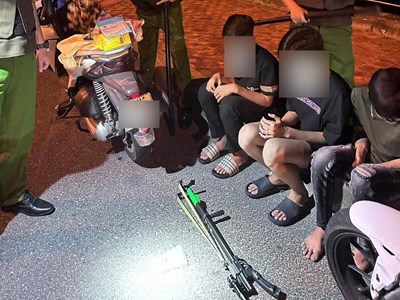 Bắt giữ nhóm thanh thiếu niên mang súng tự chế, phóng xe tốc độ cao trên phố 